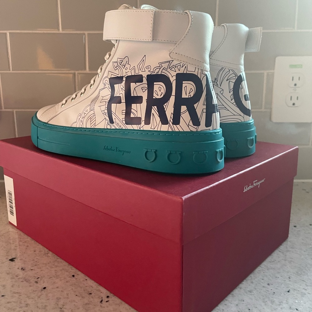 Salvatore Ferragamo
logo hi-top sneakers